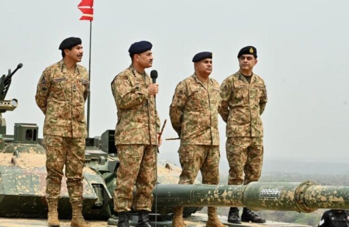 ট্রাম্পের গাজা পরিকল্পনায় পাকিস্তানের সেনাপ্রধান আসিম মুনিরের মুখোমুখি যুক্তরাষ্ট্রের চাপ