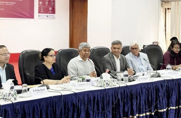 মোবাইল আমদানিতে শুল্ক কমানোর পরিকল্পনা এবং দাম হ্রাসের উদ্যোগ