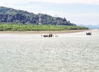 নাফ নদীর পাড়ে উদ্বেগ আর আতঙ্ক, সীমান্তে ফের ছড়াচ্ছে সংঘর্ষ