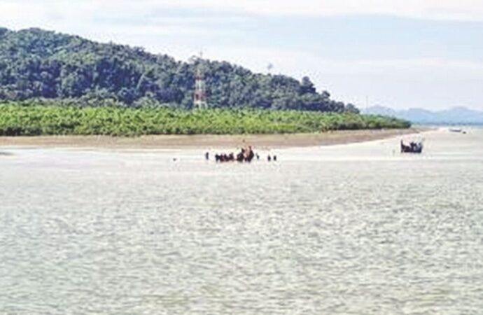নাফ নদীর পাড়ে উদ্বেগ আর আতঙ্ক, সীমান্তে ফের ছড়াচ্ছে সংঘর্ষ