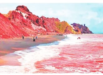 বৃষ্টিতে লাল হয়ে যায় হরমুজ দ্বীপের উপকূলের উপকূলে কেন?