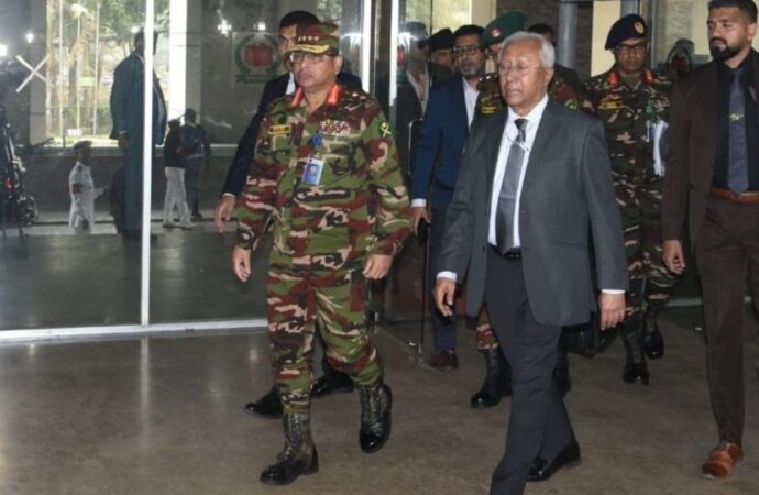 জাতীয় নির্বাচন ও গণভোটের প্রস্তুতি: তিন বাহিনী প্রধানের সঙ্গে ইসির বৈঠক