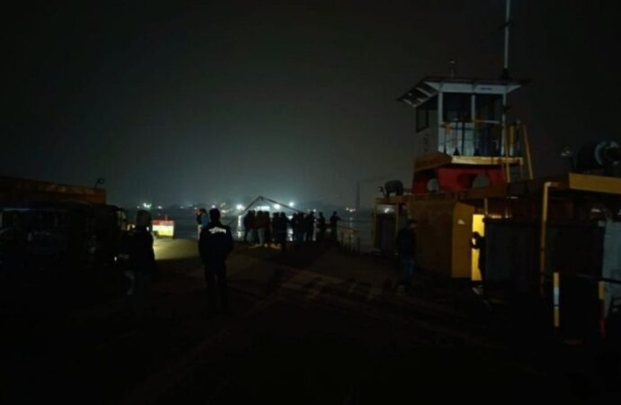 নারায়ণগঞ্জে ফেরি থেকে ট্রাকসহ ৫ যানবাহন নদীতে পড়ে, ৩ জনের মরদেহ উদ্ধার