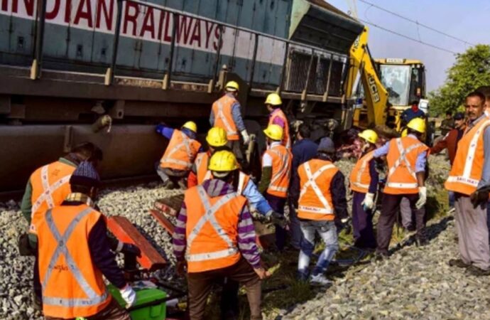 আসামে ট্রেনের ধাক্কায় ৭ হাতির মৃত্যু, লাইনচ্যুত রাজধানী এক্সপ্রেসের ৫ বগি