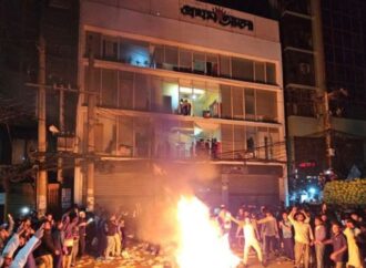 প্রথম আলো ও ডেইলি স্টারে হামলা: লক্ষাধিক টাকা লুট করে টিভি-ফ্রিজ কিনলেন নাঈম