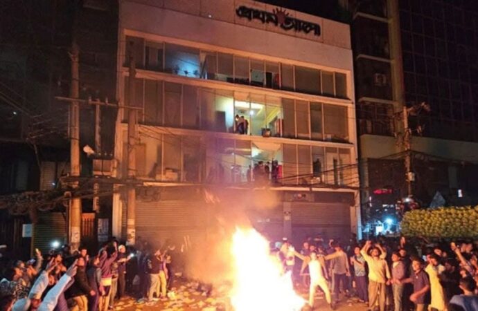 প্রথম আলো ও ডেইলি স্টারে হামলা: লক্ষাধিক টাকা লুট করে টিভি-ফ্রিজ কিনলেন নাঈম