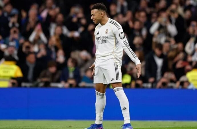 এমবাপ্পের জন্মদিনে রোনালদোর রেকর্ড ভেঙে ‘সিউউ’ উদযাপন