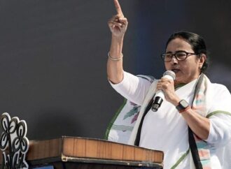 মমতার হুঁশিয়ারি: দিল্লি ক্ষমতা দখল করতে চাইলে চড়া মূল্য দিতে হবে