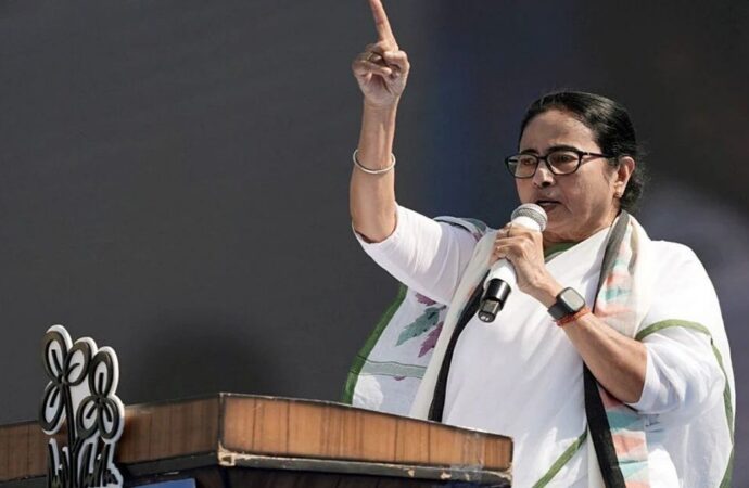 মমতার হুঁশিয়ারি: দিল্লি ক্ষমতা দখল করতে চাইলে চড়া মূল্য দিতে হবে