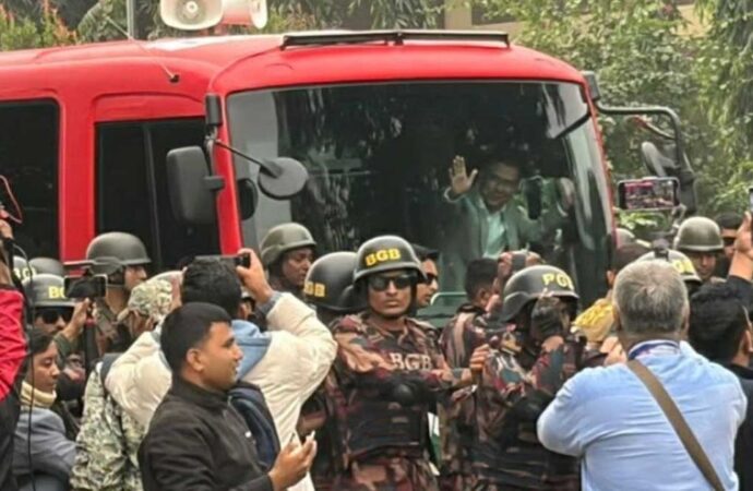 তারেক রহমান বাসে চড়ে ৩০০ ফুটের পথে ফিরে আসলেন