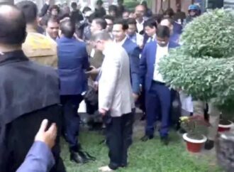 দেশে ফিরে খালি পায়ে মাটি স্পর্শ করলেন তারেক রহমান