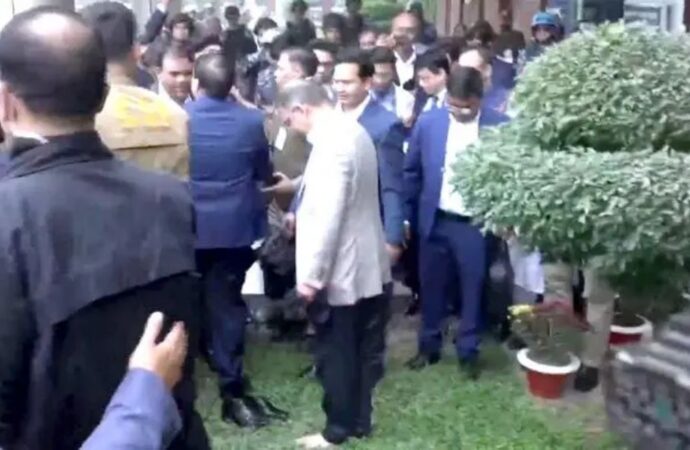 দেশে ফিরে খালি পায়ে মাটি স্পর্শ করলেন তারেক রহমান