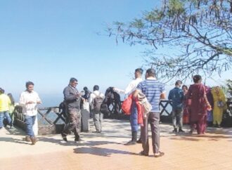 প্রকৃতি ও পর্বতার সৌন্দর্য উপভোগে পর্যটকদের ঢল