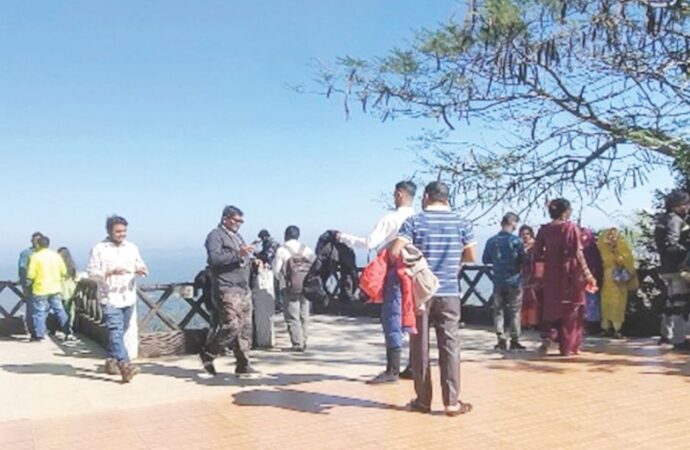 প্রকৃতি ও পর্বতার সৌন্দর্য উপভোগে পর্যটকদের ঢল