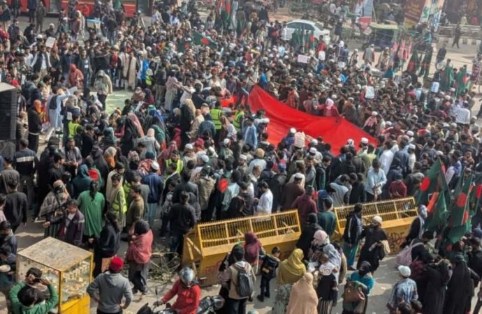 শাহবাগে হাদি হত্যার বিচার দাবি ফের উত্তপ্ত, তারেক রহমানের জিয়ারত শেষে অবরোধ চালিয়ে যায় ইনকিলাব মঞ্চ