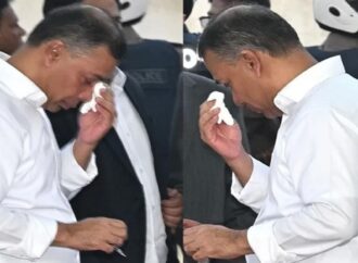 পিতার কবরের পাশে কাঁদলেন তারেক রহমান