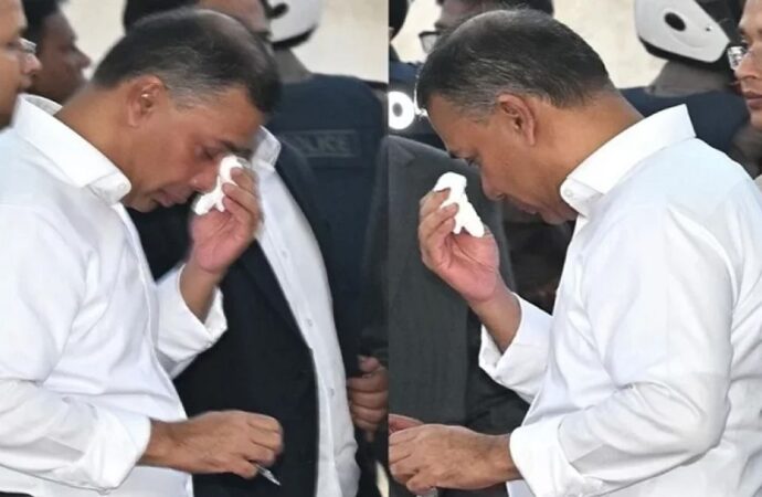 পিতার কবরের পাশে কাঁদলেন তারেক রহমান