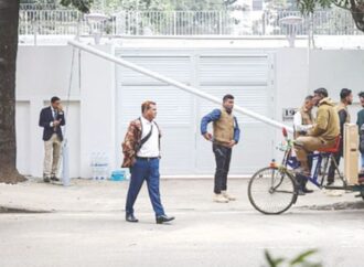 তারেক রহমানের বাসার সামনে নেতা-কর্মীদের ভিড়