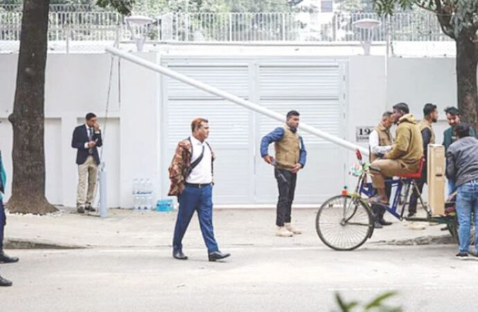 তারেক রহমানের বাসার সামনে নেতা-কর্মীদের ভিড়