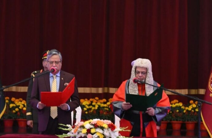 দেশের ২৬তম প্রধান বিচারপতি হিসেবে জুবায়ের রহমান চৌধুরীর শপথ গ্রহণ