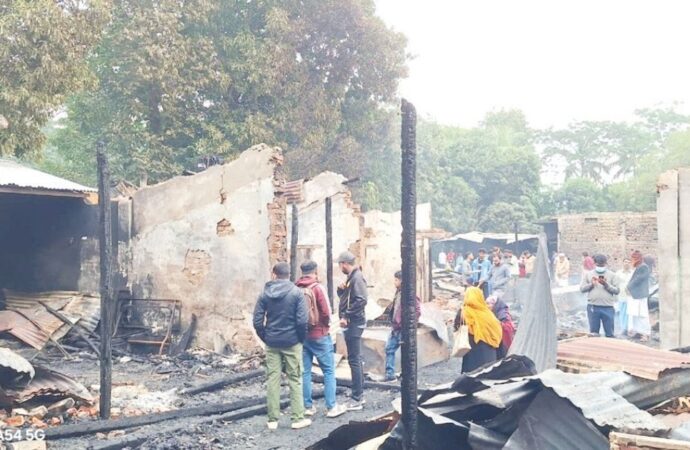 ফটিকছড়িতে দুই শতাব্দী পুরোনো জমিদার বাড়ির ১০ ঘর পুড়ে ছাই