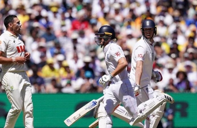 অস্ট্রেলিয়ার মাটিতে ইংল্যান্ডের প্রথম টেস্ট জয় ১৫ বছর পরে