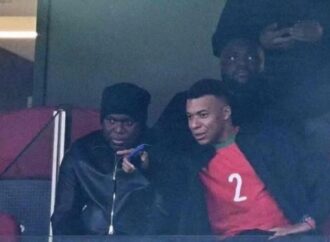 বন্ধুর টানে মরক্কোর গ্যালারিতে এমবাপ্পে, জয়রথ থামল হাকিমিদের