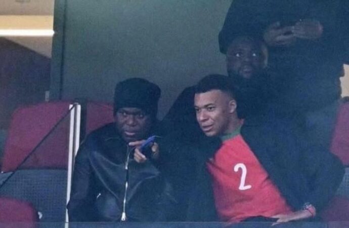 বন্ধুর টানে মরক্কোর গ্যালারিতে এমবাপ্পে, জয়রথ থামল হাকিমিদের