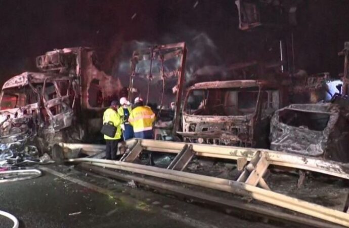 জাপানে এক্সপ্রেসওয়ে দুর্ঘটনায় ৫০টির বেশি যানবাহন ক্ষতিগ্রস্ত, নিহত ২