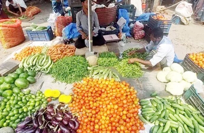 বরিশালে সবজির দাম কমলেও কাঁচামরিচ ও শসার দাম বেড়েছে