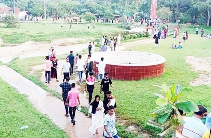 বার্ষিক শেষে পর্যটকের ঢল মৌলভীবাজারে