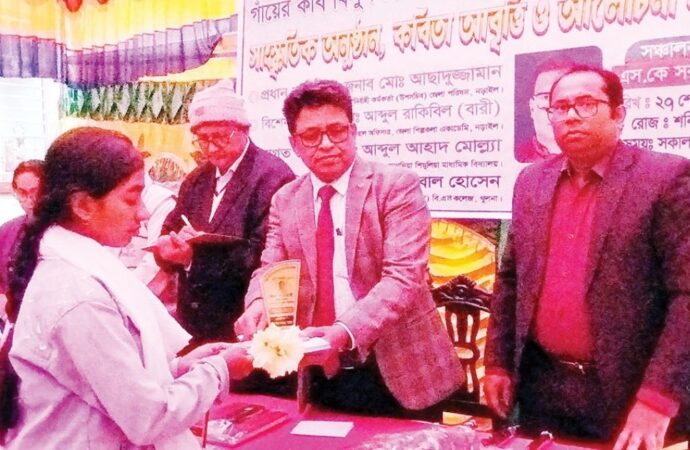 নড়াইলে কবির জন্মদিনে মেধাবী ছাত্রদের সম্মাননা ভুবন ভরে উঠল উৎসাহে