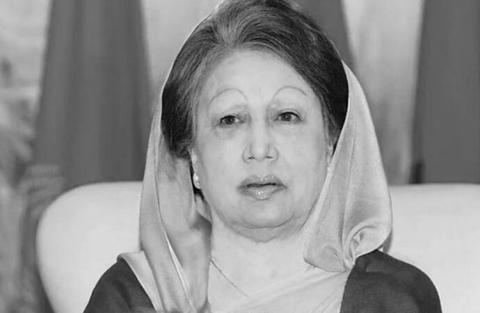 রাষ্ট্রীয় মর্যাদায় শেষ বিদায় এলো খালেদা জিয়ার, শোকের মহোৎসব চলছে