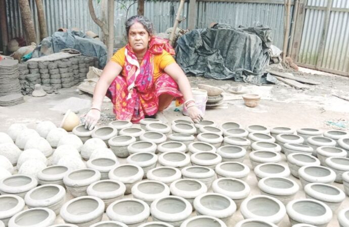 প্লাস্টিকের দাপটে মাটির তৈরি পণ্যসমূহের ঐতিহ্য হারাচ্ছে পালপাড়া