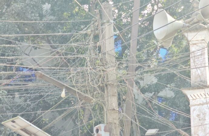 গোয়ালন্দে ঝুঁকিপূর্ণ বৈদ্যুতিক তারের জট, দুর্ঘটনার আশঙ্কা বাড়ছে