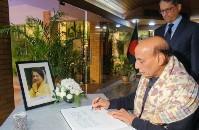 দিল্লিতে বাংলাদেশ হাইকমিশনে রাজনাথ সিংয়ের শোক প্রকাশ