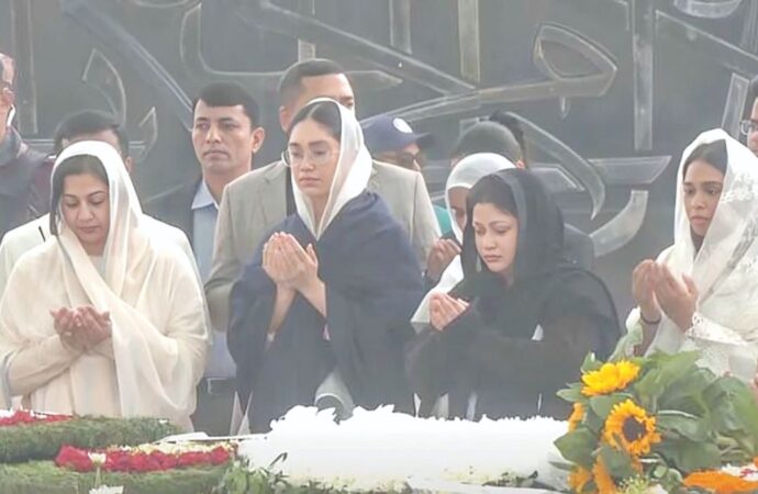 খালেদা জিয়ার সমাধিতে পরিবারের সদস্যরা দোয়া ও শ্রদ্ধা নিবেদন