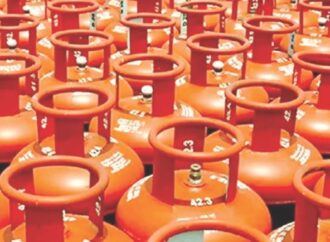 তীব্র গ্যাস সংকটের মধ্যেই বেড়েছে এলপিজির দাম