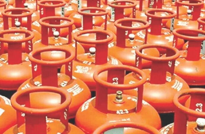 তীব্র গ্যাস সংকটের মধ্যেই বেড়েছে এলপিজির দাম