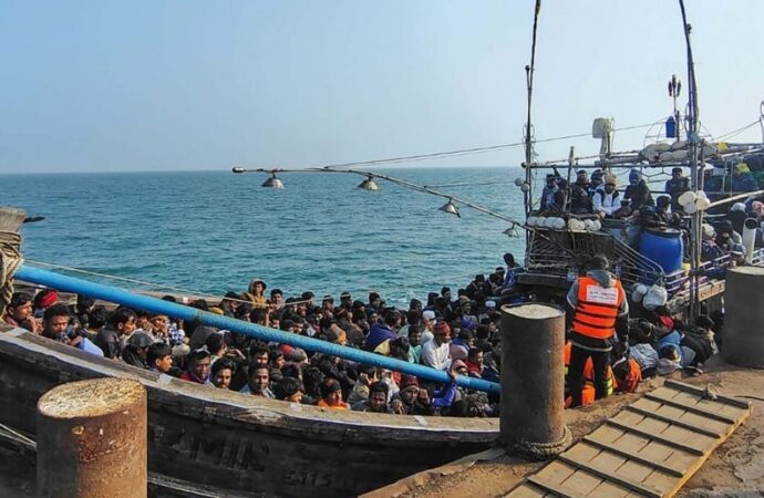 সাগরপথে মালয়েশিয়া যাওয়ার পথে ২৭৩ জনকে উদ্ধার নৌবাহিনীর অভিযান