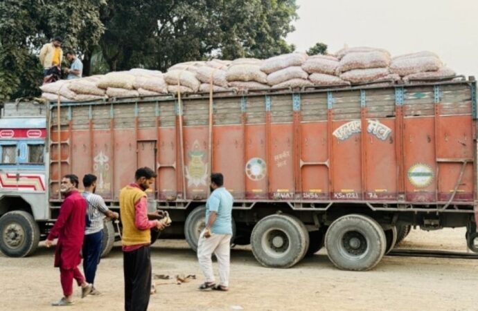 হিলি দিয়ে ভারত থেকে পেঁয়াজ আমদানি বন্ধ ঘোষণা