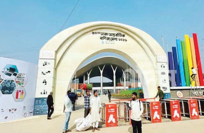 তৃতীয় দিনেও বাণিজ্য মেলায় ক্রেতা ও দর্শনার্থীর উপস্থিতি কম
