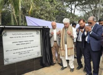 রায়েরবাজারে অজ্ঞাত শহীদদের প্রতি বিনম্র শ্রদ্ধা জানালেন উপদেষ্টা জটিলতা কাটিয়ে পরিচয় শনাক্তের উদ্যোগ