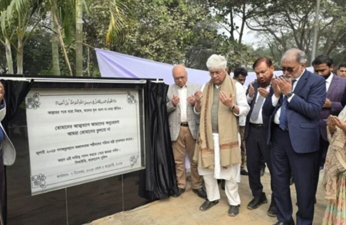 রায়েরবাজারে অজ্ঞাত শহীদদের প্রতি বিনম্র শ্রদ্ধা জানালেন উপদেষ্টা জটিলতা কাটিয়ে পরিচয় শনাক্তের উদ্যোগ