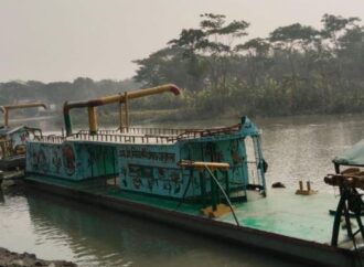 ভোলায় অবৈধ বালু উত্তোলনে ড্রেজার জব্দ ও আটক ৫