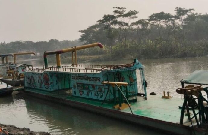 ভোলায় অবৈধ বালু উত্তোলনে ড্রেজার জব্দ ও আটক ৫