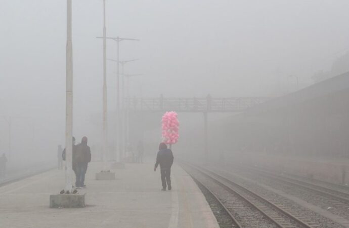 কঠিন শীতের ঝুঁকিতে জনজীবন ও স্বাস্থ্য, বাস্তুচ্যুত হচ্ছে কৃষি ও শ্রমজীবীরা
