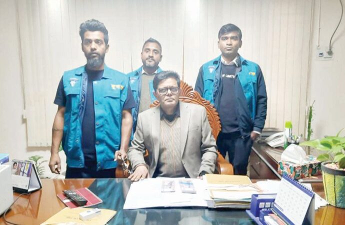 যশোরে ঘুষের লাখ টাকাসহ প্রাথমিক শিক্ষা কর্মকর্তা আটক