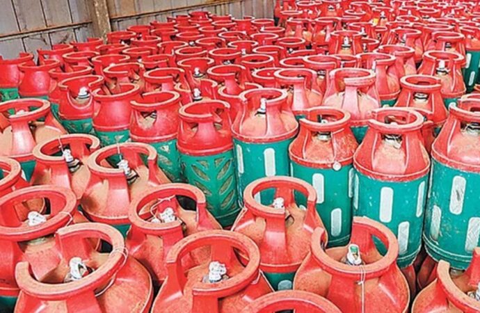 বন্ধ এলপিজি সিলিন্ডার গ্যাস বিক্রি, চরম ভোগান্তিতে গ্রাহকরা