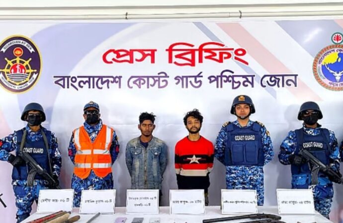 সুন্দরবনে পর্যটকদের জিম্মি করে অস্ত্রসহ ৯ দুষ্প্রাপ্য আটক